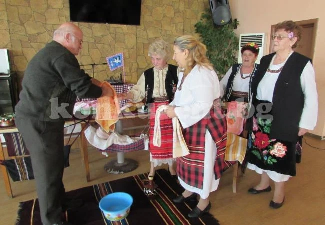 Пенсионери направиха възстановка на Бабинден