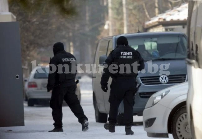 Полицаи ловят джигити