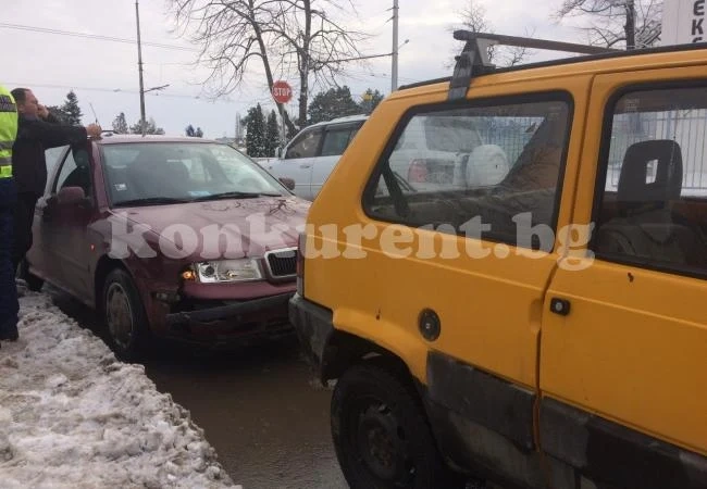 Две коли огънаха броните край гробищата СНИМКИ