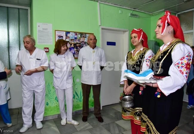 В Козлодуй уважиха акушерки на празника им СНИМКИ