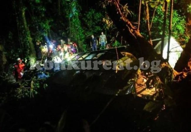 15 души загинаха, след като автобус падна в пропаст