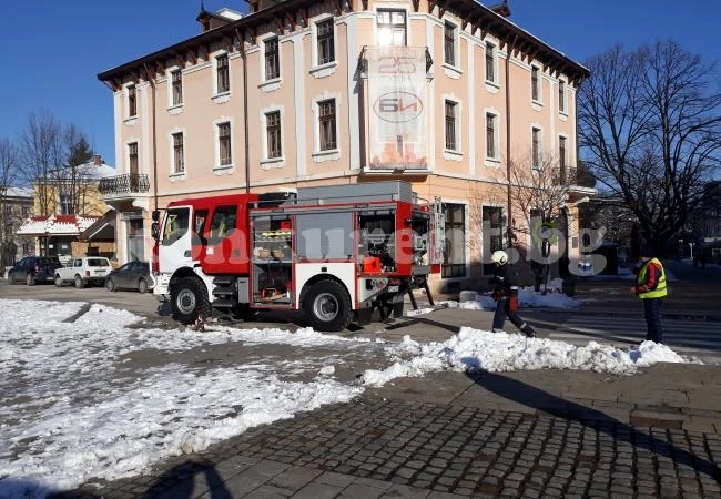 Вижте защо пожарни влязоха в центъра на Враца СНИМКИ