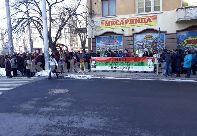 ОБНОВЕНА Десетки излязоха на протест заради приема след VІІ клас СНИМКИ