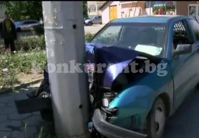 Пияна купонджийка заби автомобила си в крайпътен стълб
