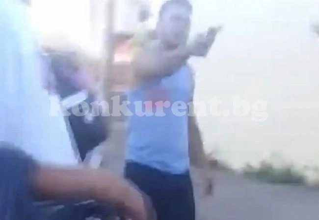 Жена засне момента, в който съпругът й беше застрелян заради дългове пред малкия им син (СНИМКИ/ВИДЕО 18+)