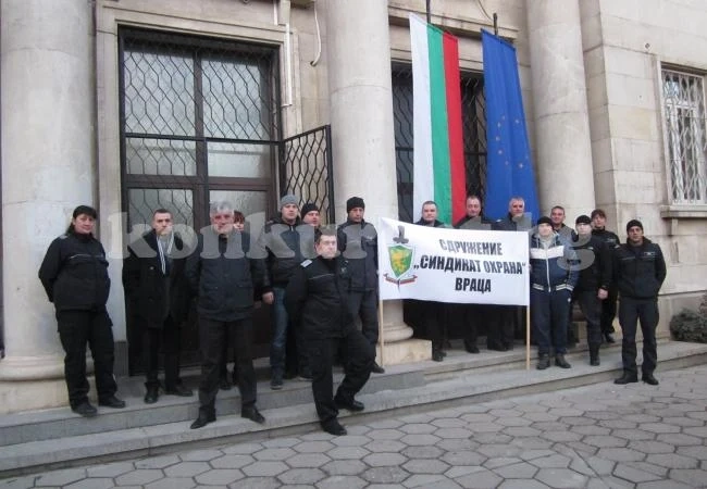 Надзиратели и охранители се събраха пред съда СНИМКИ