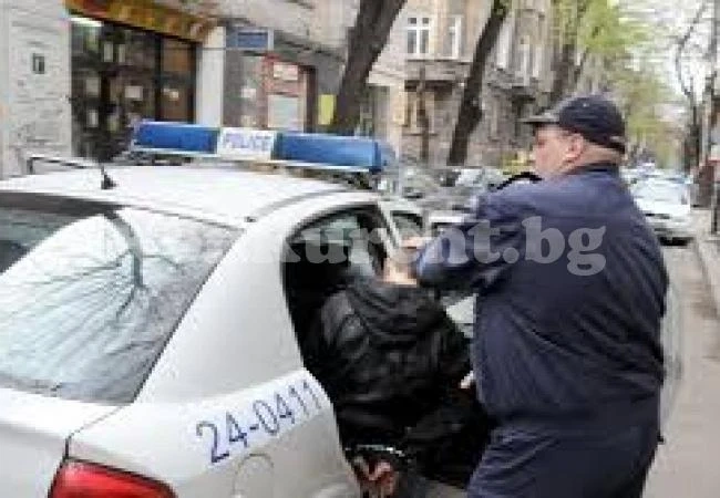 Задържаха млад мъж, опитал да обере павилион за билети