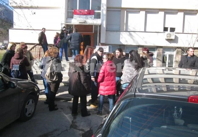 ОБНОВЕНА Врачани пак на протест пред болницата СНИМКИ