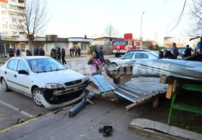 Ето какви поражения нанесе вятърът във Враца СНИМКИ