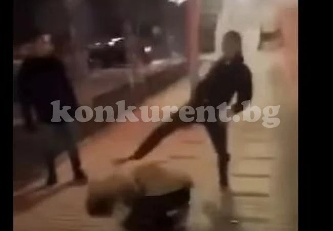 (Видео18+) Трима младежи пребиха жестоко свой връстник