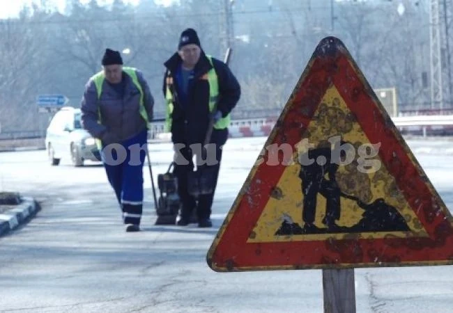 Кърпят аварийно основни пътни артерии в Мездра
