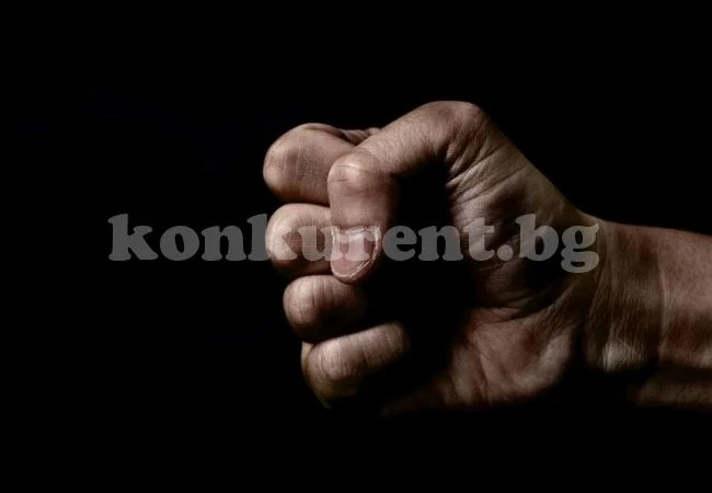 Сбиване в училищен двор завърши със счупена челюст 