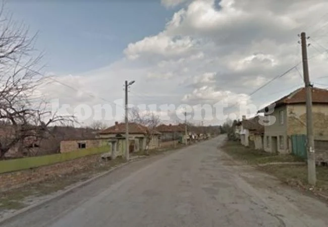 Неизвестен преби жена в дома й