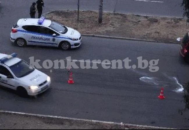 Кола блъсна баба и дете