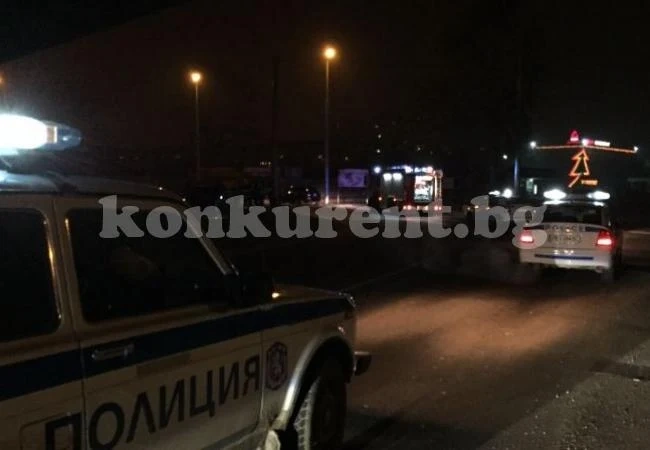 Автомобил се запали и изгоря в движение