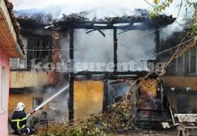 Дървена греда край комин подпали къща в Оряхово