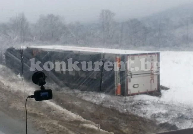 ТИР се обърна на Е79 край Копяновец СНИМКИ