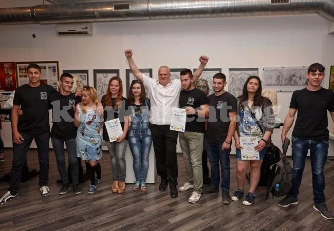 Ученици излизат на протест да бранят директора си