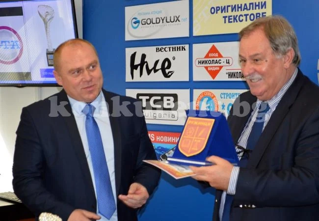 Максим Минчев връчи на кмета на Ружинци „Бялата птица”
