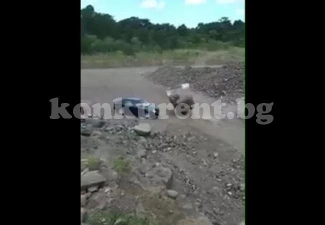 Вижте как огромен камък едва не смачка кола (ВИДЕО)