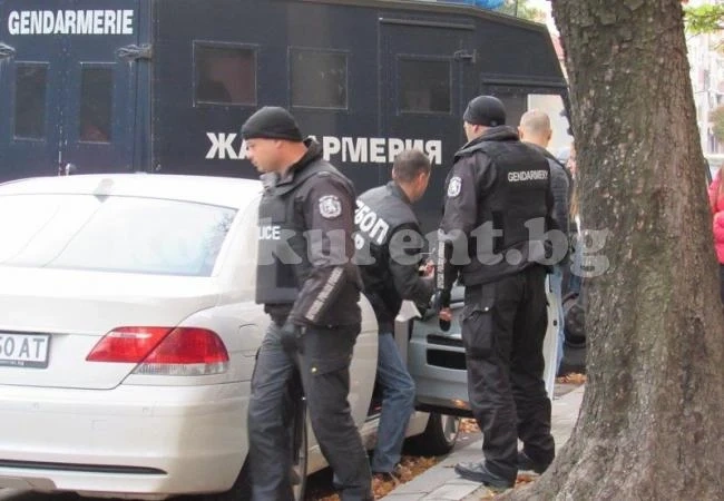 Дилъри крили марихуана в закопани в земята буркани