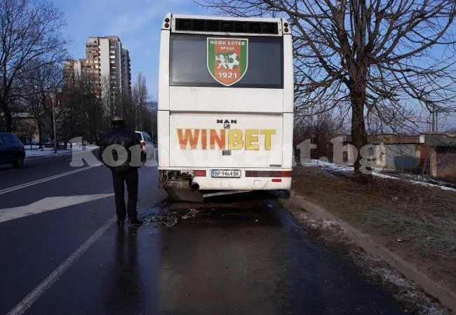 Удариха рейса на футболния „Ботев“