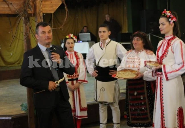 Кмет раздаде валентинки и почерпи с вино съгражданите си