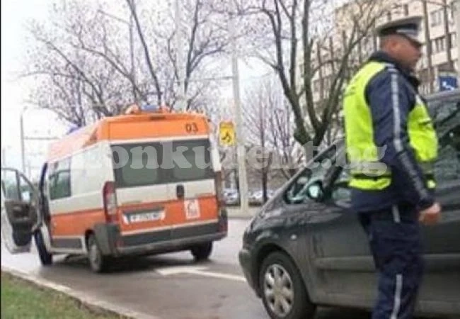 Блъснаха мъж и жена на автобусна спирка