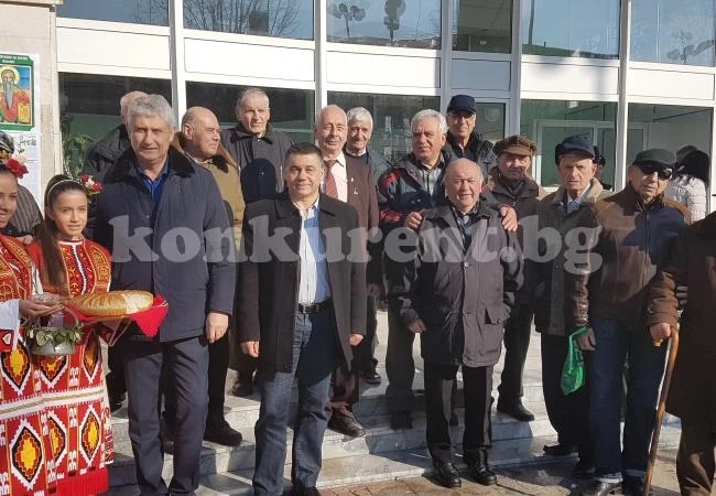 Пчеларите от Мездра спазиха традицията и подредиха изложба-базар СНИМКИ