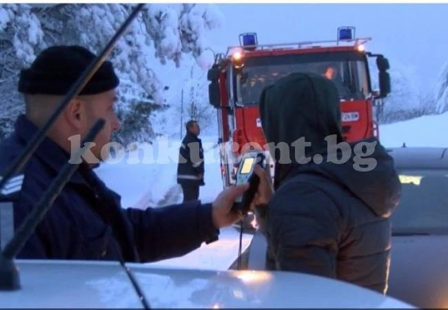Спасиха трима младежи, попаднали в снежен капан на забранен път