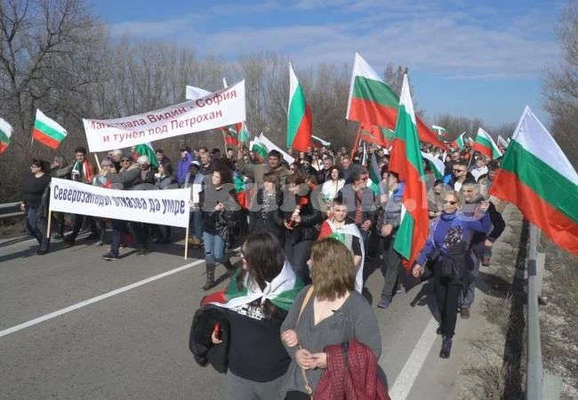 Протестиращите плашат с палатков лагер и 3-дневна блокада на Е79 СНИМКИ