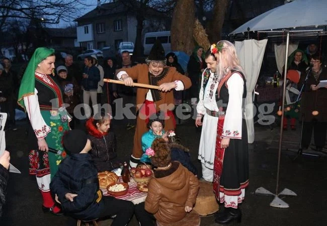 В Козлодуй спазиха традициите на Сирни Заговезни СНИМКИ