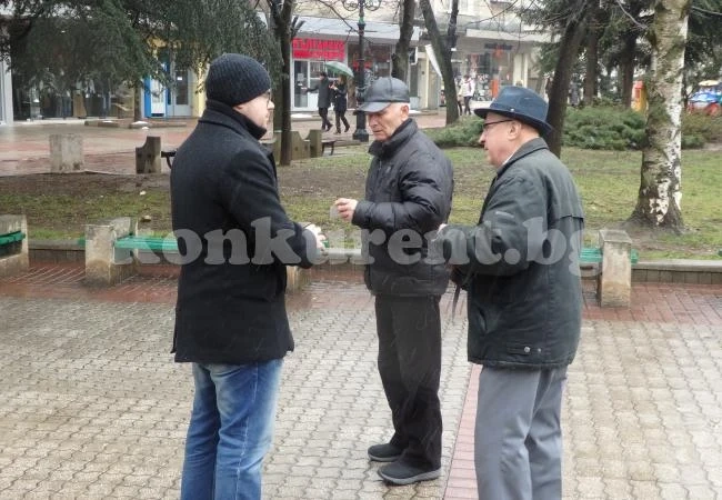 Младежите от ГЕРБ подариха на врачани календари с лика на Апостола