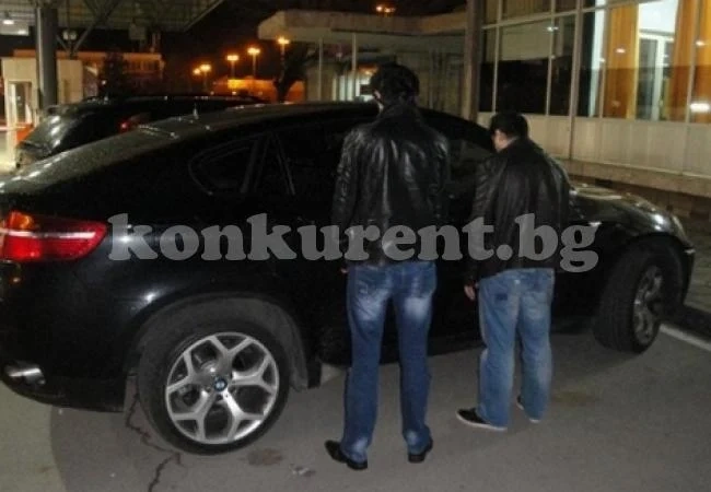 Арестуваха автоджамбази задигнали джип с включен двигател