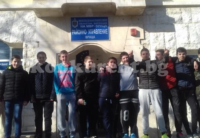 Ученици влязоха в районното управление СНИМКИ