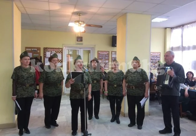 Пенсионери се веселиха на чаша руски чай