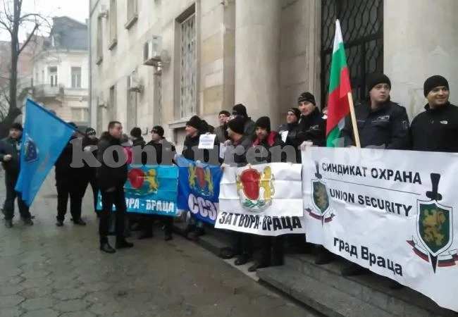 Протестиращи обсадиха Съдебната палата СНИМКИ