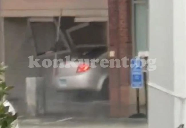 Мъж умишлено вряза колата си в спешно отделение