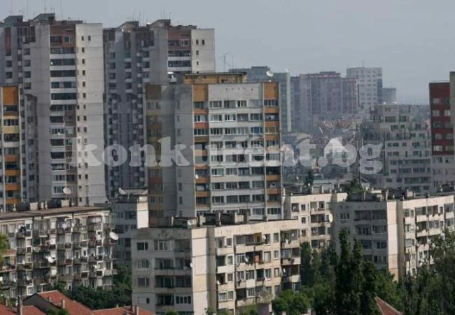 Важно за собствениците: Купуваме земята под панелката за хилядарка, може и на изплащане