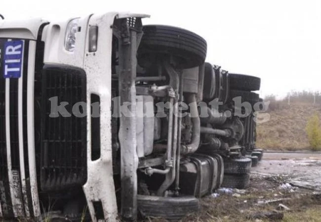 Пуснаха движението по Е79 след поредната катастрофа с ТИР
