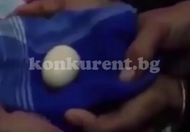 Момче започна да снася яйца 
