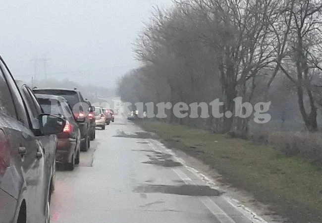 СНИМКИ Три коли се удариха на пътя за...