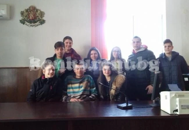 Ученици беседваха със съдия от Районния съд