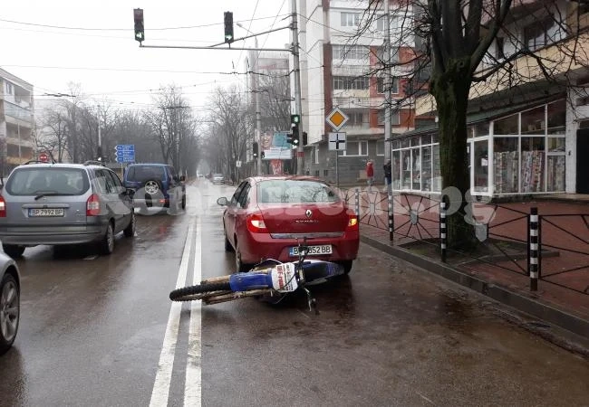 /Снимки/ Хлапак заби кросов мотор в „Рено” на оживен булевард във Враца