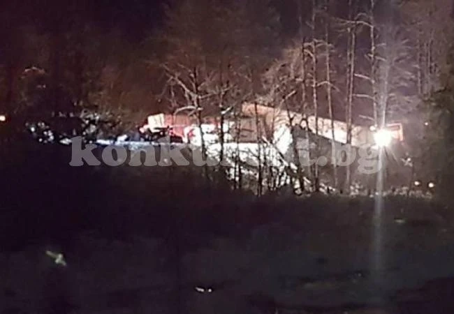 Най-малко 40 души пострадаха при голяма автобусна катастрофа