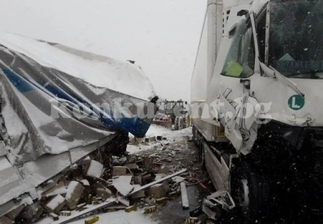 Първи СНИМКИ от снежния ад с 2 тира, тапата е километрична