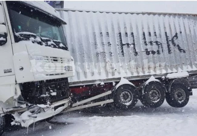 (ВИДЕО) Два тира катастрофираха заради непочистен сняг