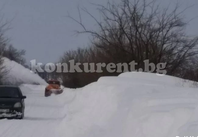 Снегорини борят 2-метрови преспи в Оряховско СНИМКИ