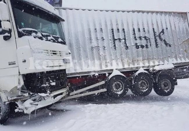 Пореден проблем на Е79, ТИР аварира край...