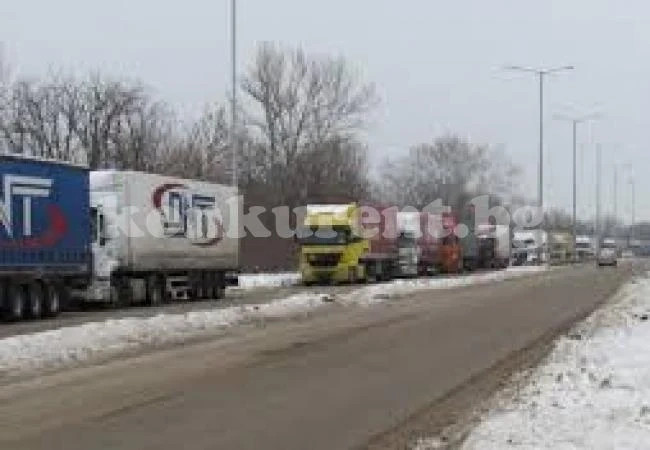 Спряха движението на ТИР-овете по Е79 заради...